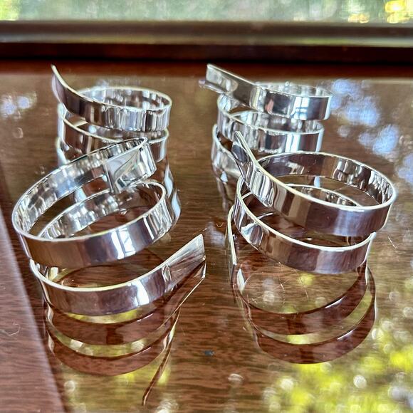 Set of 4 Modern Silver-Plated Spiral Napkin Rings – Minimalist Table Decor - Picture 5 of 15